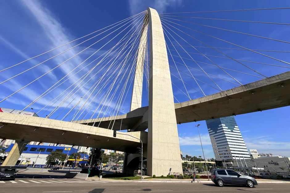 Arco da Inovação, ponte estaiada de São José dos Campos, sob céu azul